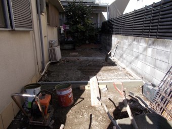 玄関ドアとタイルを変えてスタイリッシュな玄関まわりに 玄関ドアとタイルを変えてスタイリッシュな玄関まわりに